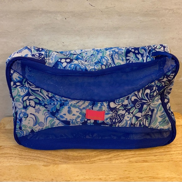 Lilly Pulitzer packing cube in a blue and white patterned fabric - Picture 5 of 9